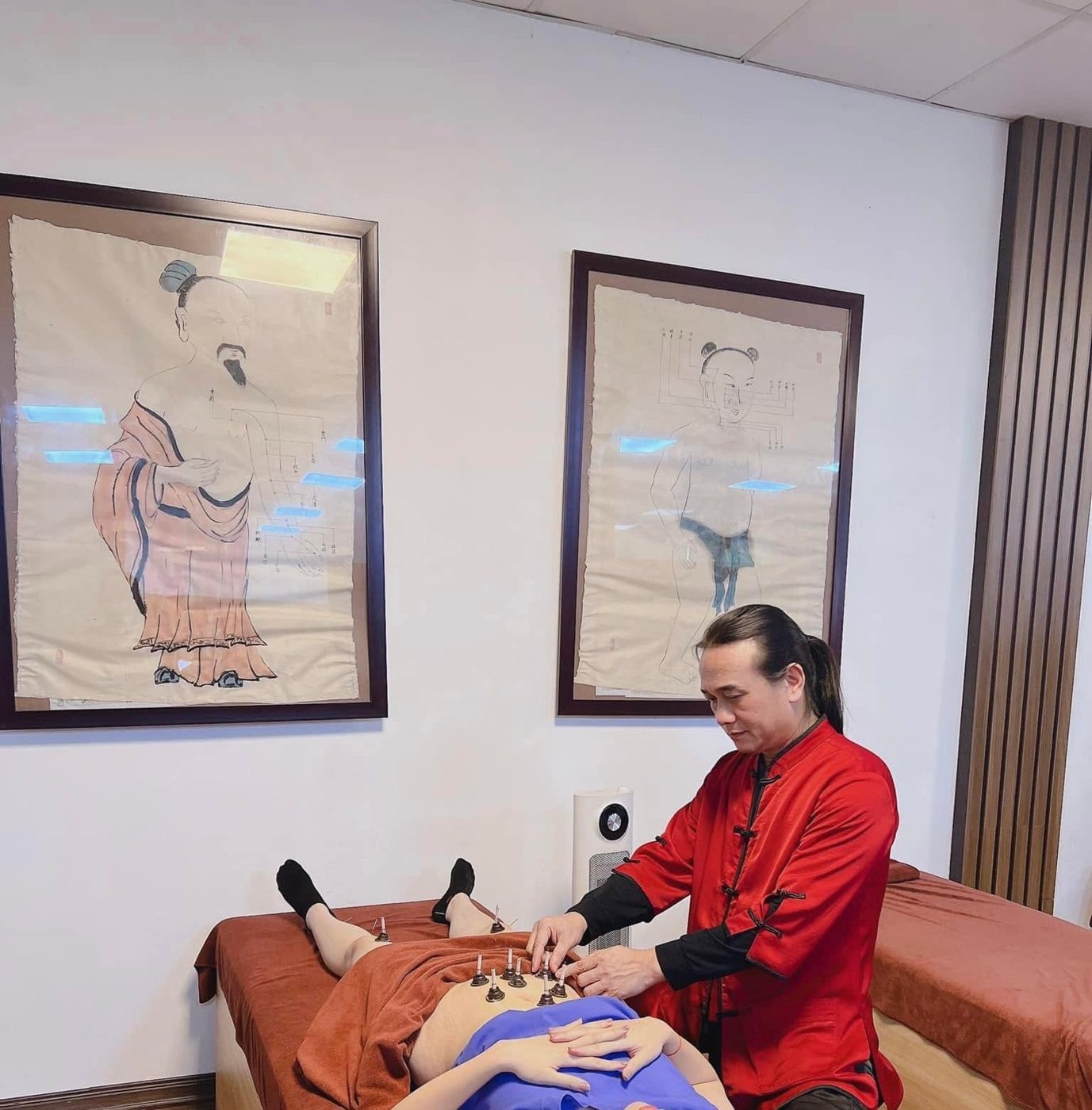 Thầy Võ Phong chữa bệnh tại phòng khám